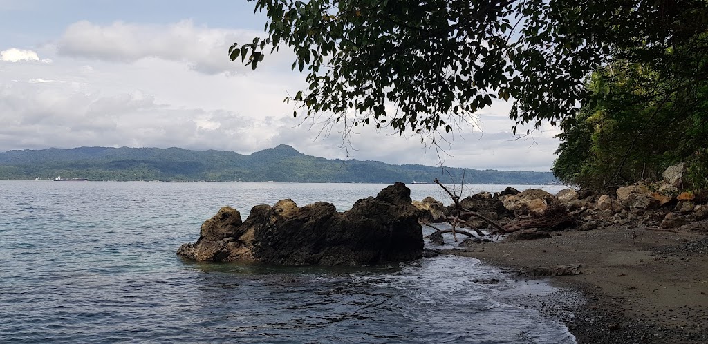 Pantai Batu Lubang Ambon: Pesona Tersembunyi di Maluku Pantai Batu Lubang Ambon: Pesona Tersembunyi di Maluku