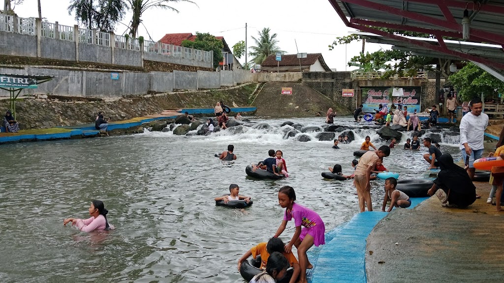 Segarnya Terapi Ikan dan Pemandian Kali Alam di Lampung Timur