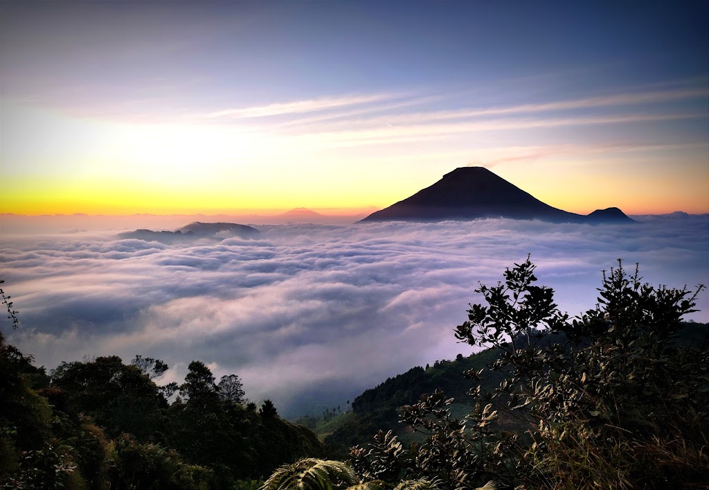 Keindahan Bukit Sikunir Dieng: Menyaksikan Matahari Terbit di Negeri Atas Awan