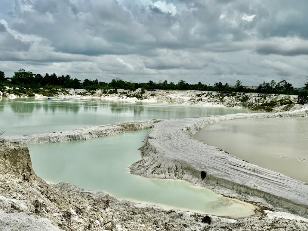 Danau Kaolin Belitung: Surga Biru nan Eksotis di Kepulauan Bangka Belitung