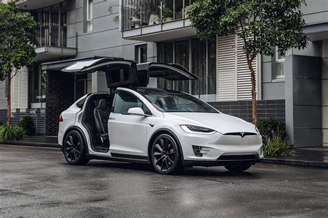 5 Mobil Listrik Tesla yang Harganya Bikin Ngiler! 5 Mobil Listrik Tesla yang Harganya Bikin Ngiler!