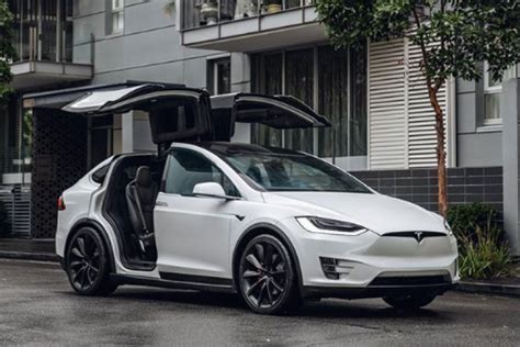 5 Mobil Listrik Tesla yang  Harganya Bikin Ngiler!