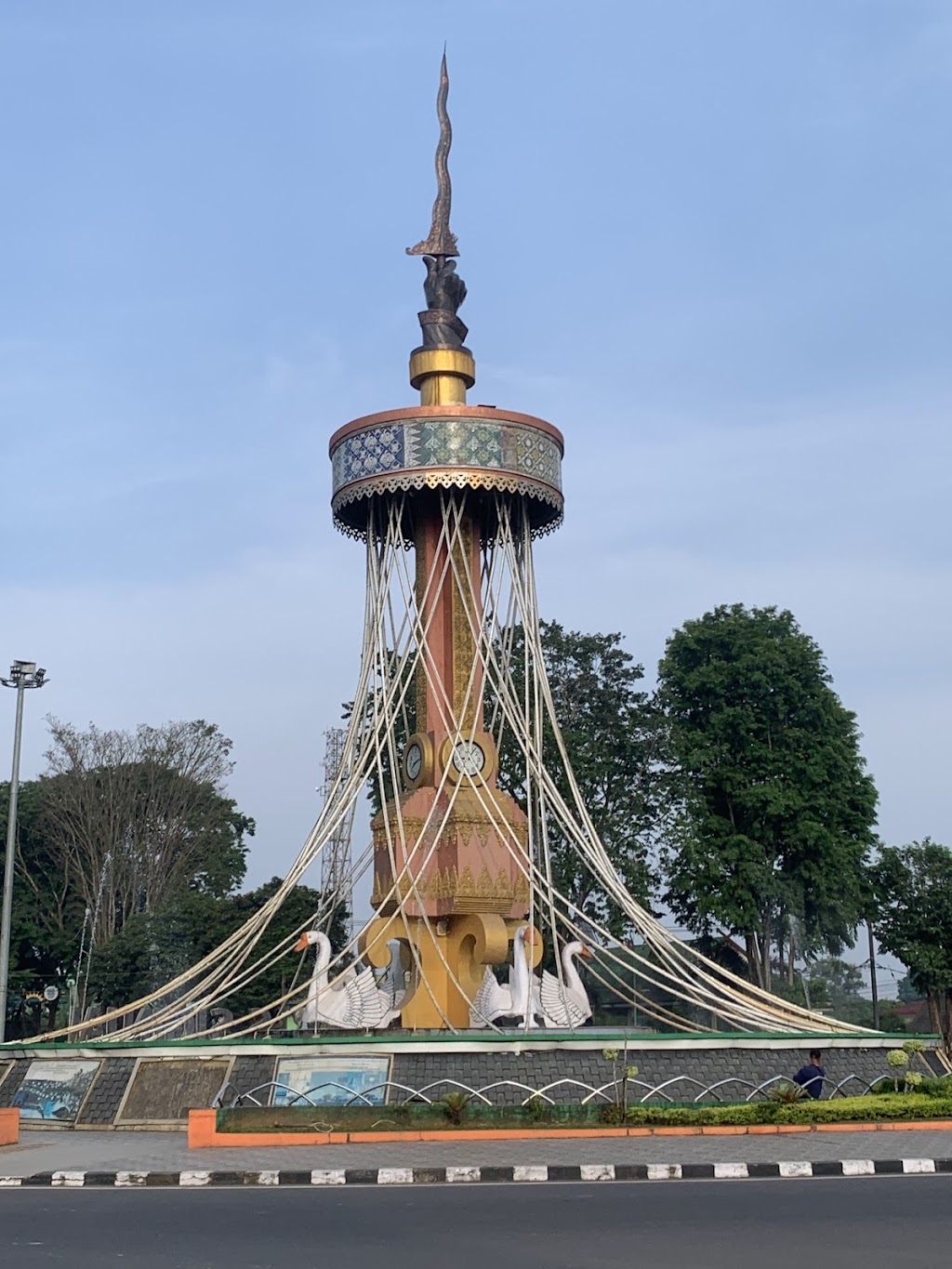 Tugu Keris Siginjai: Lambang Kota Jambi yang Memukau Tugu Keris Siginjai: Lambang Kota Jambi yang Memukau