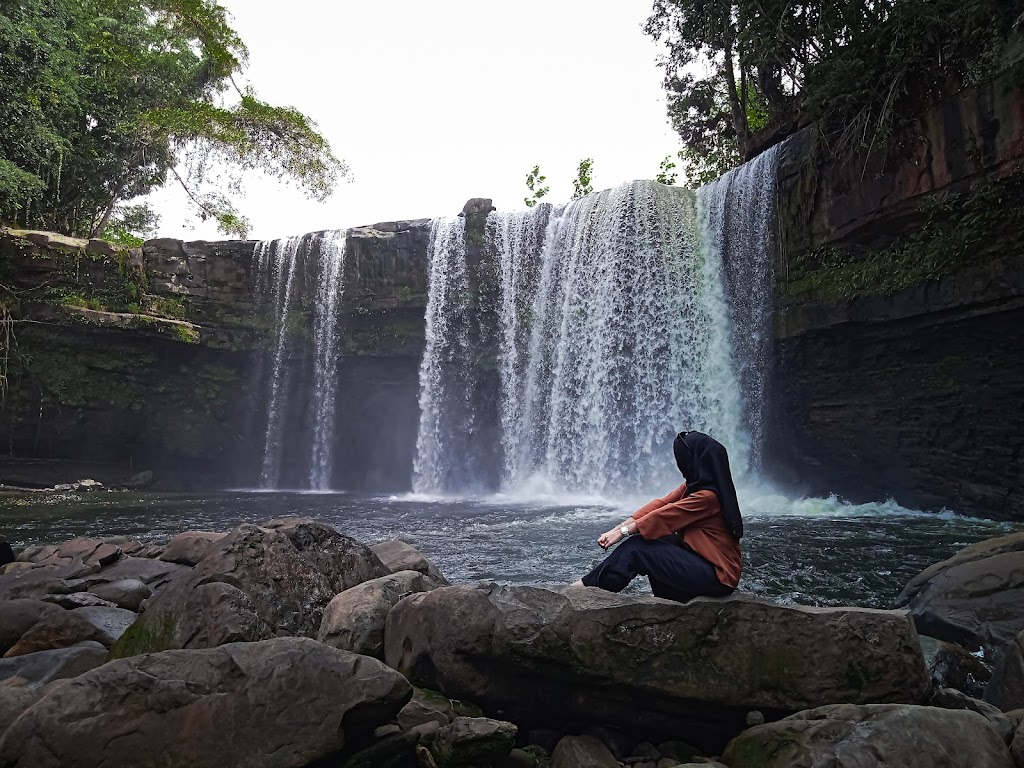 Pesona Air Terjun Riam Merasap: Surga Tersembunyi di Kalimantan Barat
