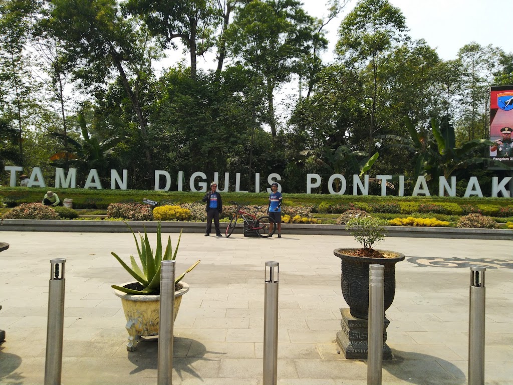 Menikmati Keindahan Taman Digulis Pontianak Menikmati Keindahan Taman Digulis Pontianak