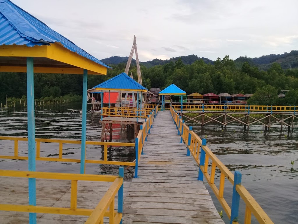 Jelajahi Keindahan Pantai Mangrove Ampallas di Sulawesi Barat