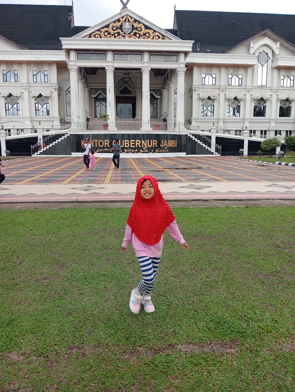 Menikmati Kedamaian di Alun-Alun Gubernuran Jambi Menikmati Kedamaian di Alun-Alun Gubernuran Jambi