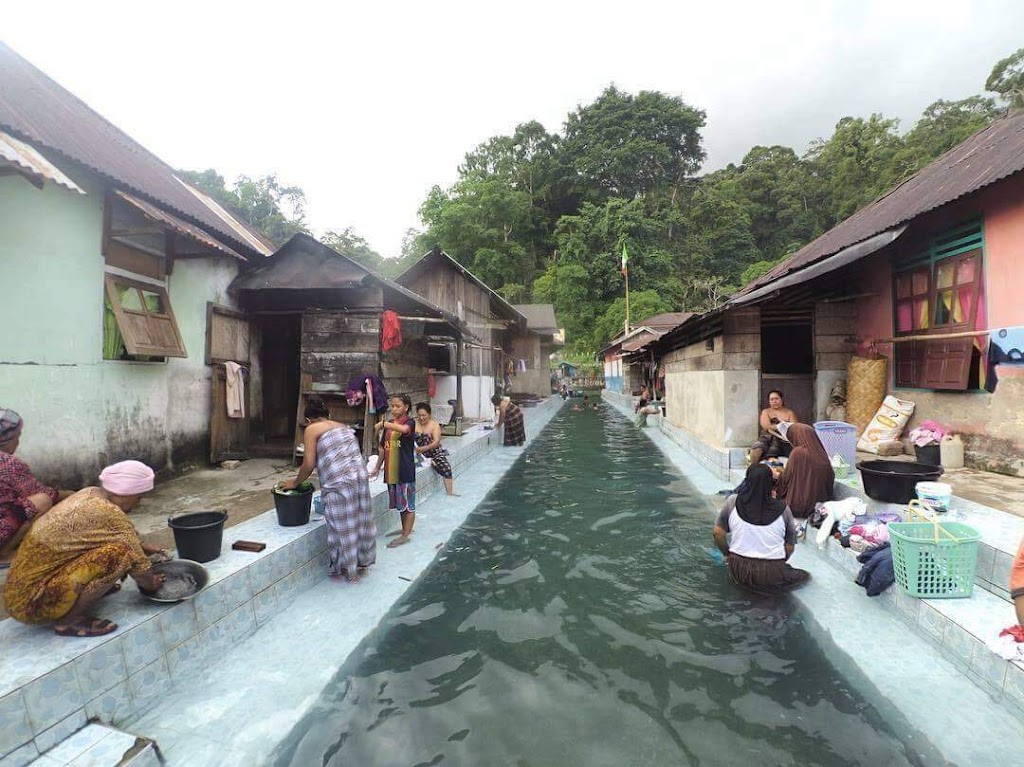 Air Asinahu: Pesona Tersembunyi di Maluku Tengah Air Asinahu: Pesona Tersembunyi di Maluku Tengah
