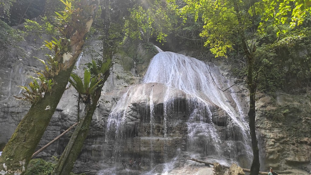 Air Terjun Karmon: Pesona Alam Tersembunyi di Papua Air Terjun Karmon: Pesona Alam Tersembunyi di Papua