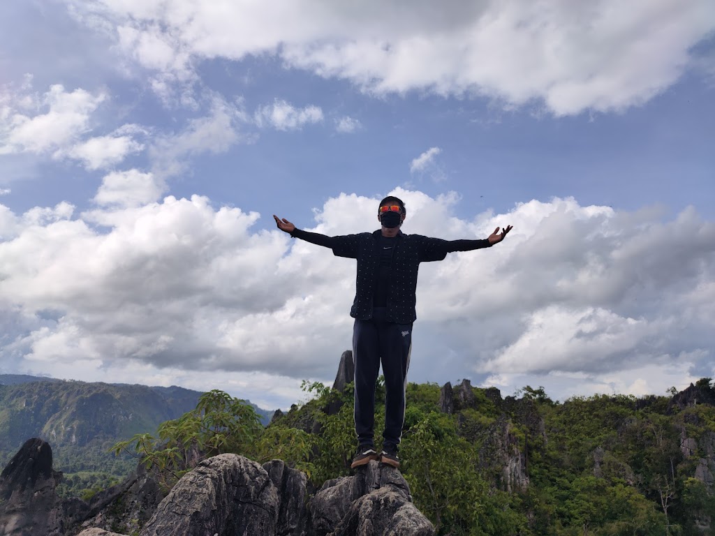 Petualangan Menakjubkan di Bukit Sembinai, Kalimantan Timur Petualangan Menakjubkan di Bukit Sembinai, Kalimantan Timur