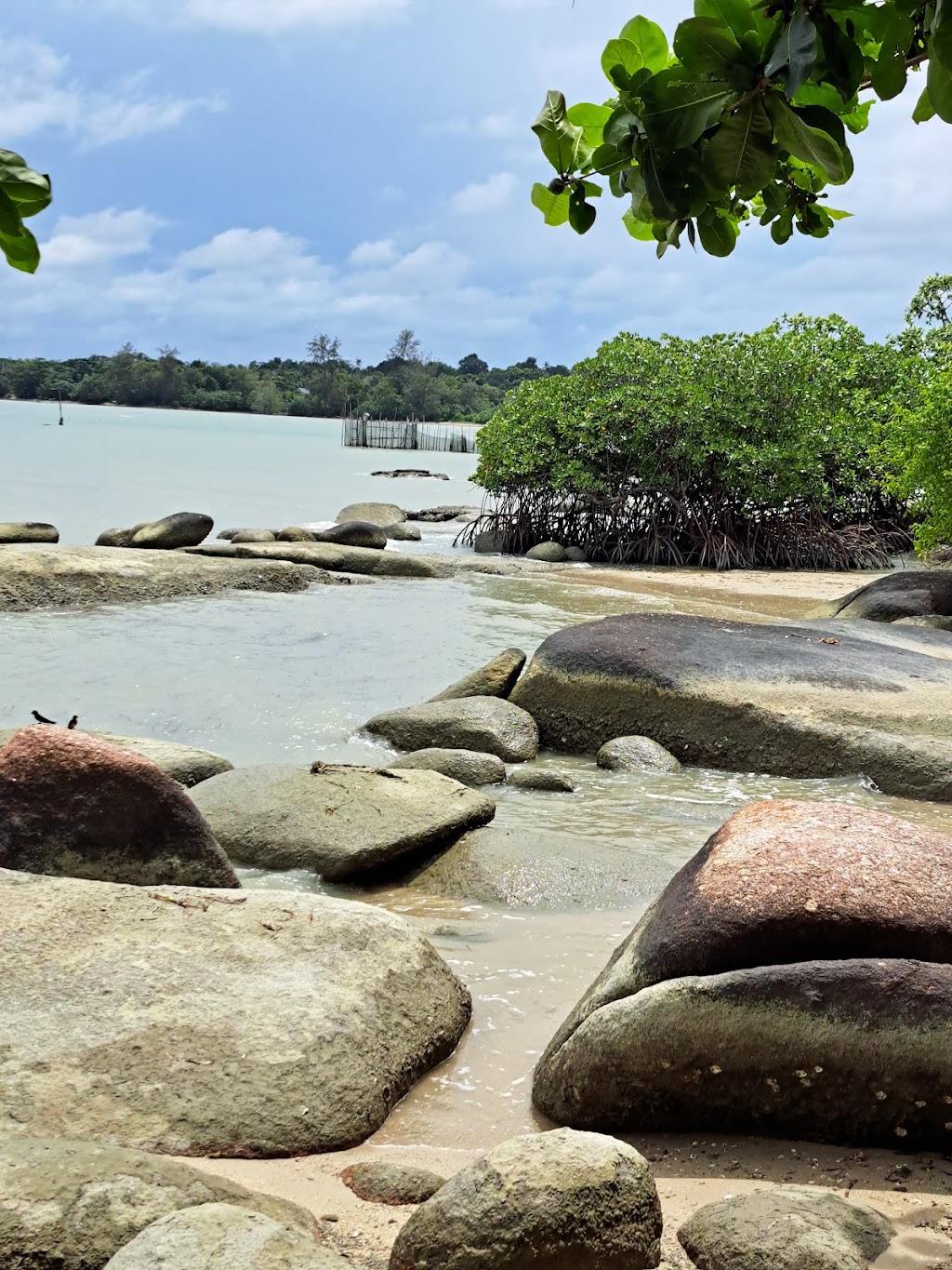 Pantai Teluk Gembira: Pesona Tersembunyi di Belitung