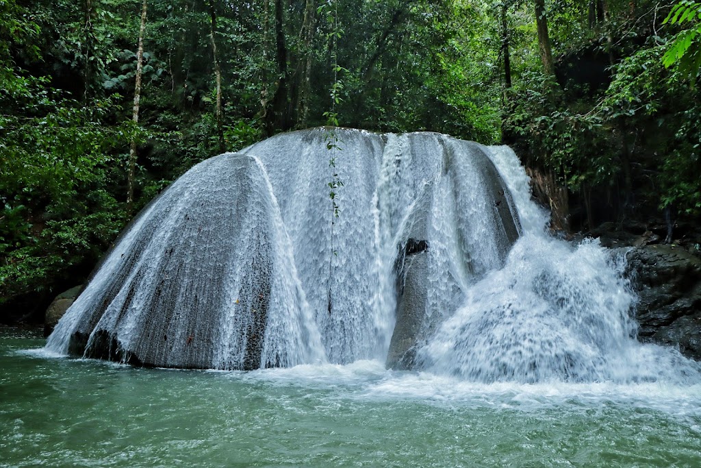 Air Terjun Lumoli: Pesona Alam Tersembunyi di Maluku Air Terjun Lumoli: Pesona Alam Tersembunyi di Maluku